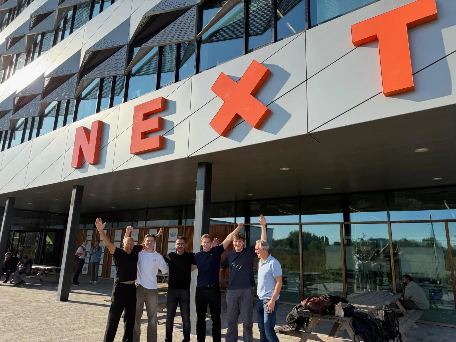 Het team van Humanaize, armen in de lucht