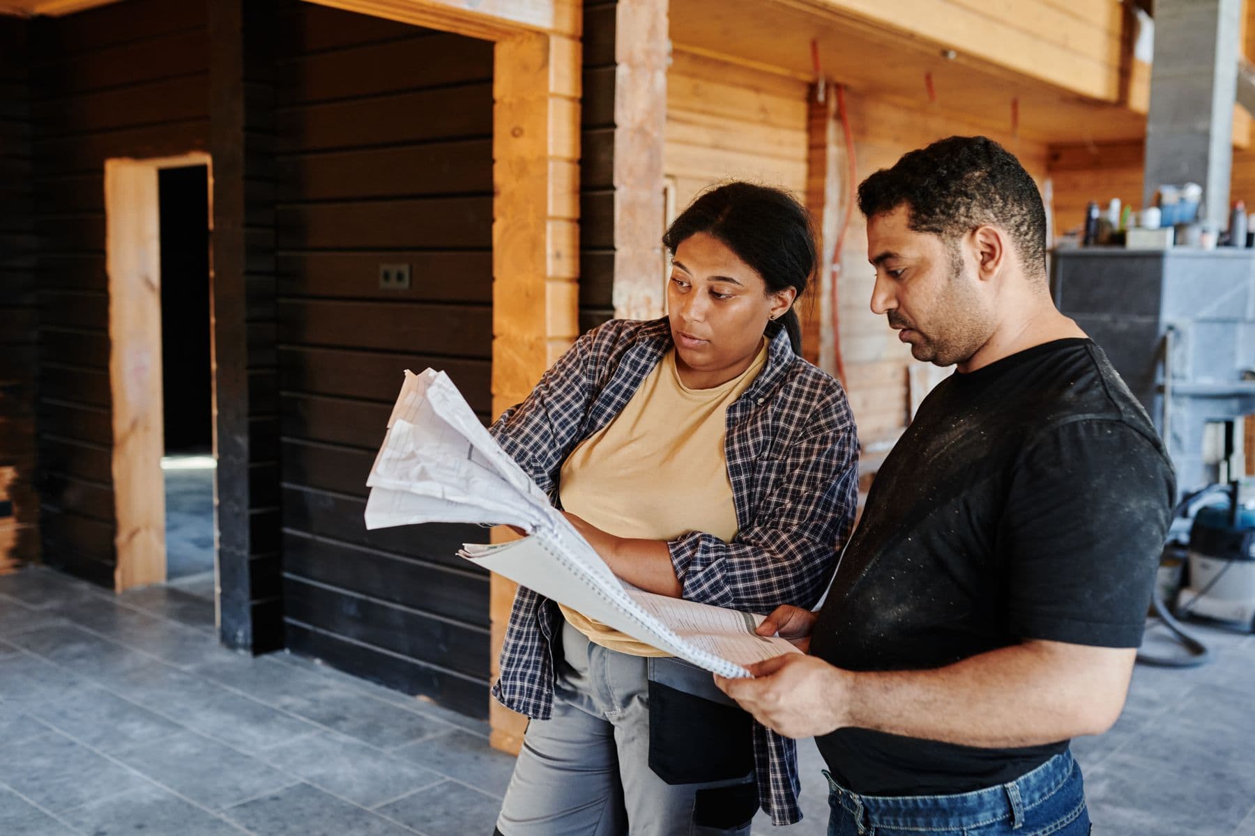 Foto: Pexels Twee bouwprofessionals bespreken tekeningen op de werkplek