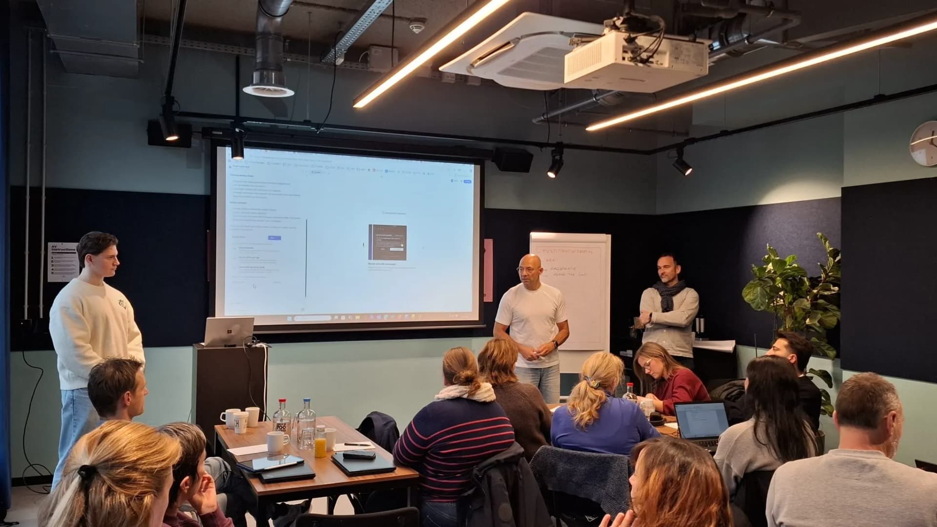 Humanaize AI Academy training in een groepsruimte